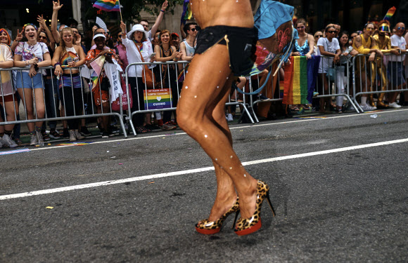 24일(현지시간) 미국 뉴욕에서 열린 ‘뉴욕 프라이드 퍼레이드’에서 사람들이 퍼레이드를 보며 즐거워하고 있다. AP 연합뉴스