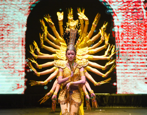 24일(현지시간) 쿠웨이트에서 열린 제21회 쿠웨이트 국제 음악제에서 중국 광시 문화 예술단이 공연을 펼치고 있다. EPA 연합뉴스