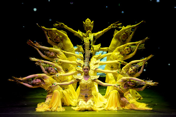 24일(현지시간) 쿠웨이트에서 열린 제21회 쿠웨이트 국제 음악제에서 중국 광시 문화 예술단이 공연을 펼치고 있다. EPA 연합뉴스