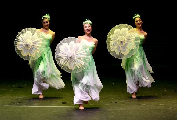 24일(현지시간) 쿠웨이트에서 열린 제21회 쿠웨이트 국제 음악제에서 중국 광시 문화 예술단이 공연을 펼치고 있다. EPA 연합뉴스