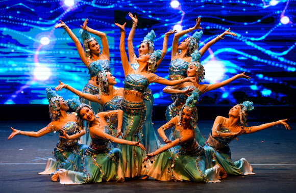 24일(현지시간) 쿠웨이트에서 열린 제21회 쿠웨이트 국제 음악제에서 중국 광시 문화 예술단이 공연을 펼치고 있다. EPA 연합뉴스