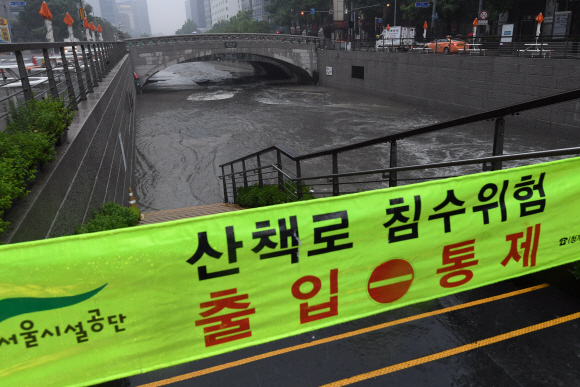 26일 장마전선의 영향으로 전국이 흐리고 비가 내린 가운데 폭우가 내린 서울 청계천의 출입이 통제되고 있다. 2018.6.26 박지환 기자 popocar@seoul.co.kr