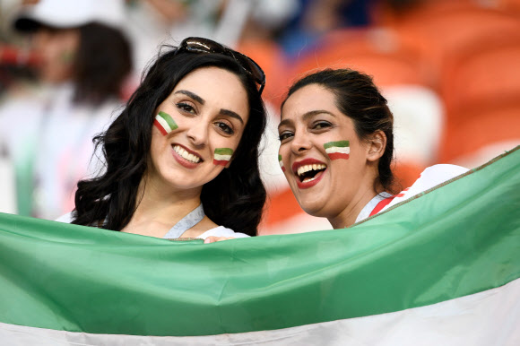 25일(현지시간) 러시아 사란스크의 모르도비아 아레나에서 열린 ‘2018 러시아 월드컵’ B조 포르투갈과 이란의 경기에서 관중들이 열띤 응원을 펼치고 있다.  AFP 연합뉴스