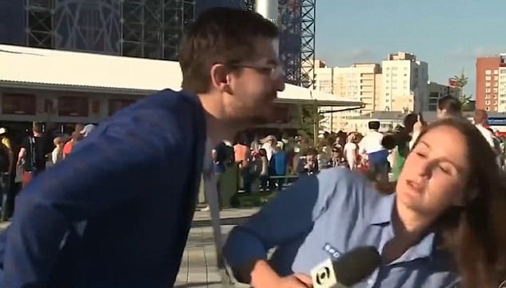 24일(현지시간) 브라질 방송의 기자 줄리아 구미아레스가 러시아 예카테린부르크 지역에서 월드컵 관련 생중계를 진행 중 한 남성의 기습 키스를 가까스로 피하고 있다.  SporTV 캡처