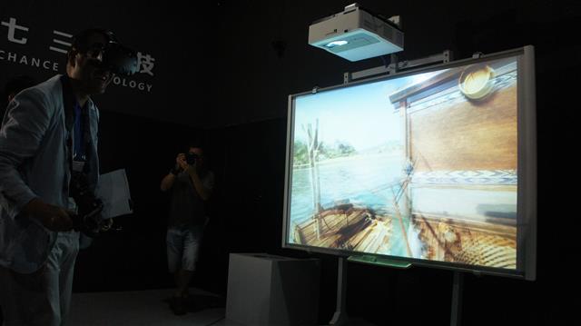 난닝 시내에 구축된 창업타운 중관춘에서 한 시민이 가상현실(VR) 기술로 낚시하고 있는 모습
