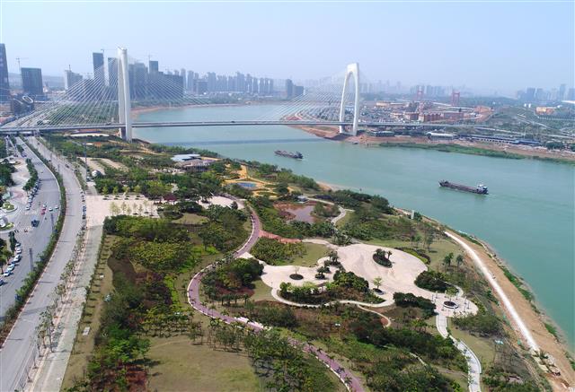 26일 중국 남부 광시좡족 자치구 성도인 난닝시 융장강에 녹지 생태공원이 조성돼 있다.