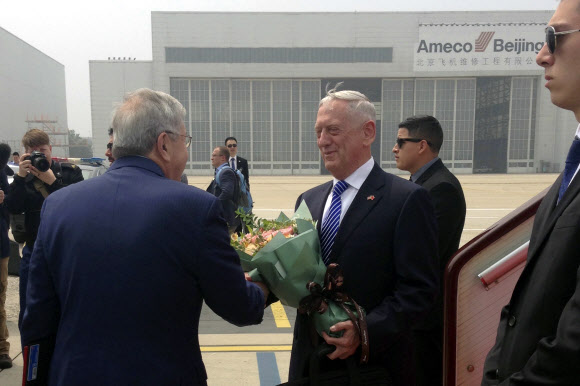 제임스 매티스 미국 국방부 장관이 26일 한·중·일 순방 일정의 첫 방문지인 중국 베이징 공항에서 중국 측 인사들의 영접을 받고 있다.  베이징 AP 연합뉴스