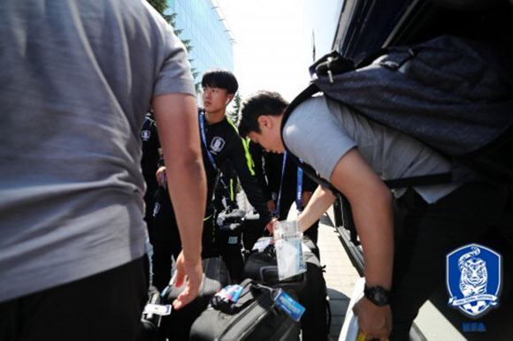 2018 러시아 월드컵 F조 조별리그 3차전 독일과 경기를 앞둔 축구대표팀 신태용 감독과 선수들이 26일(현지시간) 러시아 카잔의 숙소에 도착하고 있다. 2018.6.26  대한축구협회 제공=연합뉴스