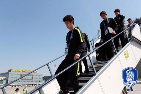 2018 러시아 월드컵 F조 조별리그 3차전 독일과 경기를 앞둔 축구대표팀이 26일(현지시간) 러시아 카잔국제공항에 도착하고 있다. 2018.6.26  대한축구협회 제공=연합뉴스