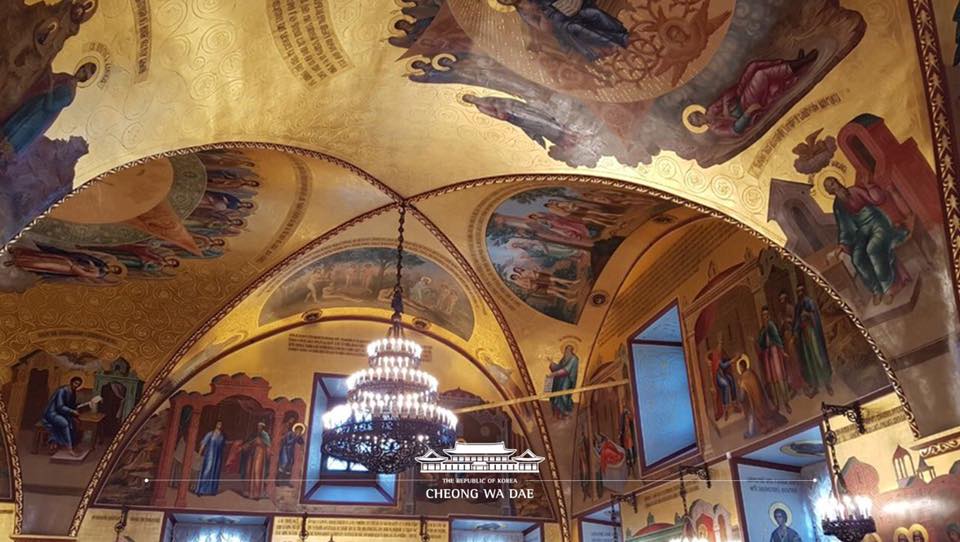 국빈만찬이 열린 크레믈린 대궁전의 ‘그라노비타야 홀’ 천장입니다. 건설 당시에는 벽화가 없었지만, 이반3세의 손자가 성경에 나오는 이야기들과 러시아 역사를 그렸다고 합니다.  #포토바이_정의용_안보실장 #천장보면_미술관_온기분  청와대 페이스북.