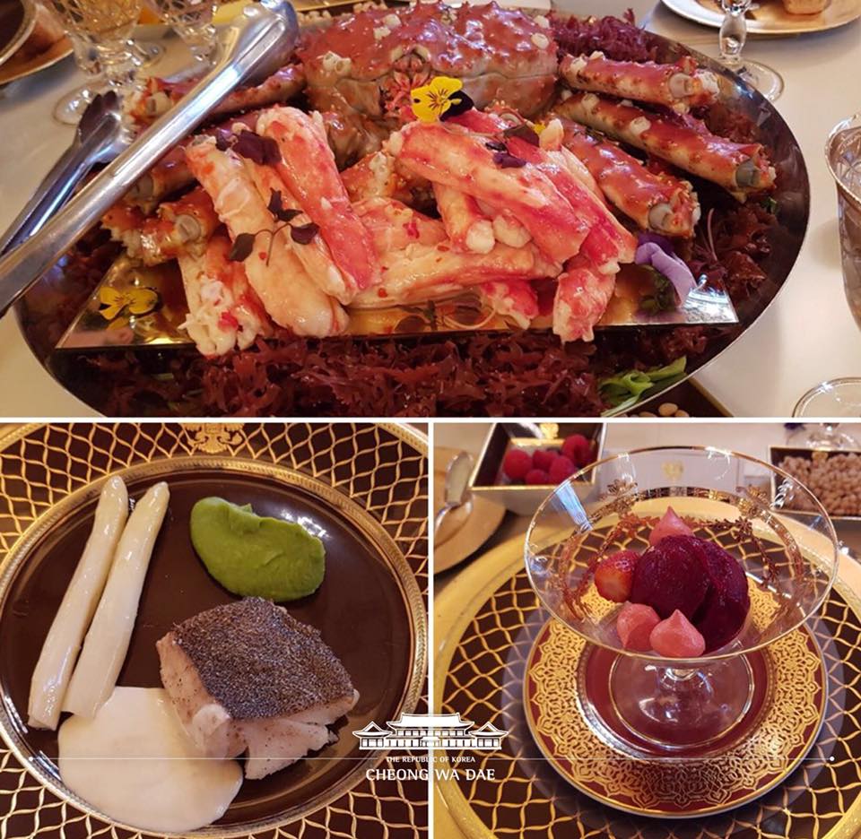 크레믈린 대궁전에서 열린 국빈만찬의 메뉴를 공개합니다. 보이시죠? 엄청난 사이즈의 대게! 캄차카 해역에서 잡은 대게라고 합니다. 흰 아스파라거스을 곁들인 광어필레, 색감이 예쁜 디저트는 생 산딸기를 올린 비트 샤베트까지. 아름다운 만찬입니다.  #포토바이_정의용안보실장_이욱헌외교부의전장 #보기만해도_배부른기분 #심지어_대게_껍질도_까져있어요   청와대 페이스북.