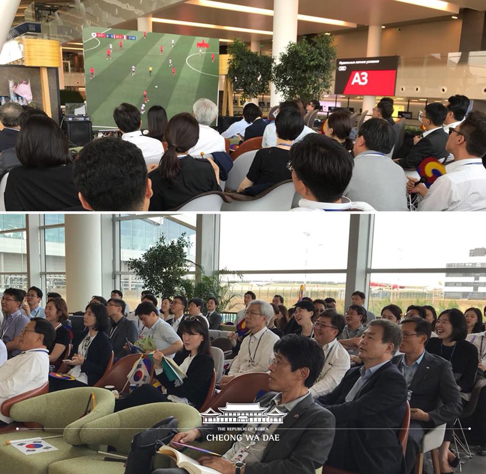 러시아 국빈방문 수행원들이 러시아에서 월드컵을 즐기는 방법. 로스토프나도누 플라코프 공항에서 생중계로 지켜본 한-멕시코 전! 비록 경기장은 가지 못했지만, 마음만은 로스토프 아레나에 함께 했답니다ㅎㅎ #로스토프나도누_플라코프공항_1열 #대~한민국! #골넣었을때_대박소름_감동   청와대 페이스북.