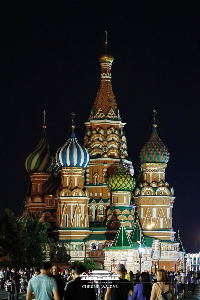 모스크바의 랜드마크, 성 바실리 대성당입니다.  붉은 광장 남쪽에 위치한 대성당은 러시아 황제 이반 4세가 전승을 기념하여 만든 성당입니다. 백야 때문에 밤 10시가 훌쩍 지나서야 어두워 지는 이곳! 깜깜한 밤이 귀한 모스크바의 멋진 풍경 청와대 전속팀이 담았습니다.  #포토바이_청와대_전속 #성바실리대성당 #밤에보니_더_멋있어요   청와대 페이스북.