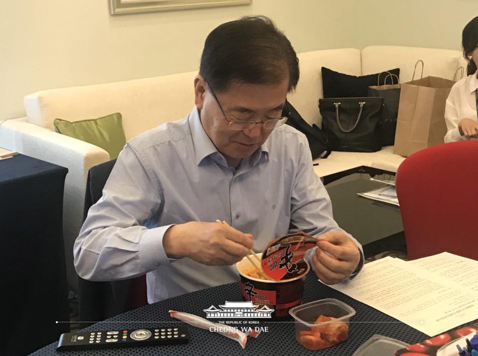 그거 아시나요? 알프스 산에서 먹는 라면 다음으로 맛있는 건 순방 중 라면! 한 젓가락 하기 전, 정의용 안보실장의 모습입니다.  #포토바이_조한기_의전비서관 #한국의_맛 #소중한_아침식사   청와대 페이스북.