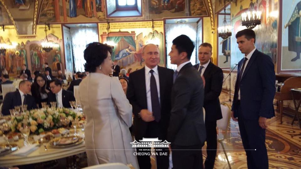 국빈만찬에는 빅토르 안 쇼트트랙 선수도 함께했습니다.  빅토르 안 선수를 본 푸틴 대통령은 “그동안 잘 지냈냐”며 악수와 포옹으로 안 선수에 대한 애정을 표했습니다.  #포토바이_남관표_국가안보실2차장 #훈훈   청와대 페이스북.