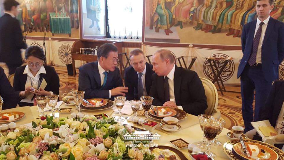 국빈만찬 중 대화를 나누는 두 정상입니다. 몸을 바짝 붙이고, 눈을 마주치고- 비하인드 컷에서만 담길 수 있는 또다른 현장감이 느껴집니다.  #포토바이_정의용_안보실장 #이쯤되면_명예통신원_정실장 #국빈만찬중_진지한대화 #통역사님_열일  청와대 페이스북.