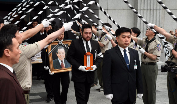 7일 서울 송파구 풍납동 서울 아산병원에서열린 김종필 前국무총리의 영결식에서 유해가 장지를 향해 운구 되고 있다. 2018. 6. 27 도준석 기자 pado@seoul.co.kr