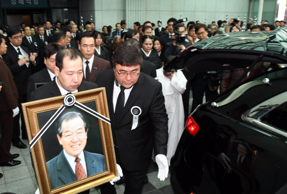 7일 서울 송파구 풍납동 서울 아산병원에서열린 김종필 前국무총리의 영결식에서 유해가 장지를 향해 운구 되고 있다. 2018. 6. 27 도준석 기자 pado@seoul.co.kr