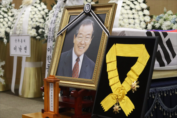 27일 오전 서울 송파구 서울아산병원에서 고 김종필 전 국무총리의 영결식이 엄수되고 있다. 2018. 6. 27 도준석 기자 pado@seoul.co.kr