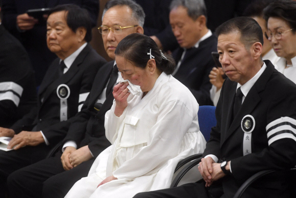 27일 서울아산병원에서 엄수된 고(故) 김종필 전 국무총리의 영결식에서 유가족이 눈물을 흘리고 있다. 2018. 6. 27 도준석 기자 pado@seoul.co.kr