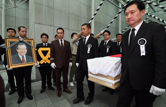 27일 오전 서울 송파 서울아산병원에서 열린 故 김종필 전 국무총리 영결식에서 김 전 총리의 관이 운구되고 있다. 2018. 6. 27 도준석 기자 pado@seoul.co.kr