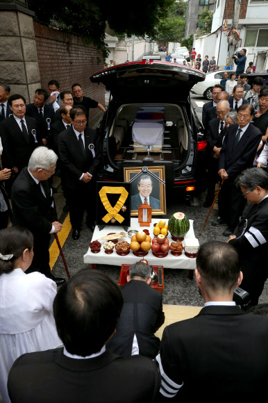 청구동 자택에서 열린 노제