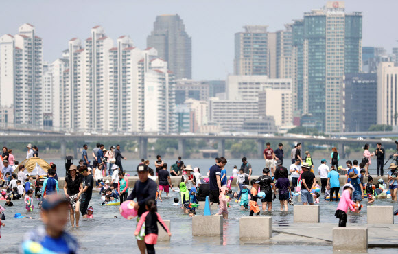 서울 여의도 물빛광장이 물놀이를 즐기는 시민들로 붐비고 있다.  연합뉴스