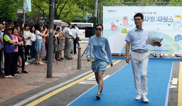 27일 서울 중구 정동 덕수궁길에서 열린 ‘2018 시원차림 패션쇼’에서 일반인 참가자들이 개성이 돋보이는 워킹을 선보이고 있다. 2018.6.27 박윤슬 기자 seul@seoul.co.kr