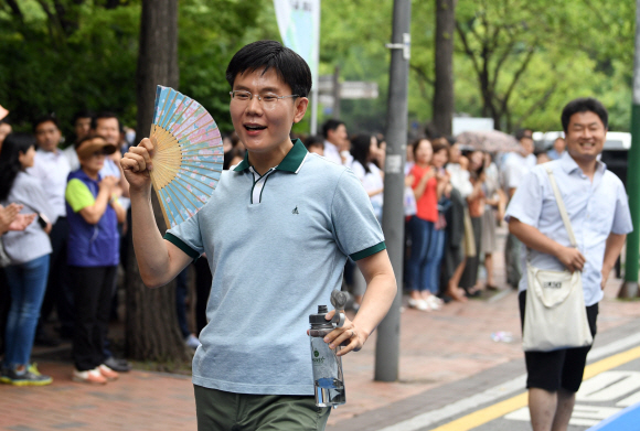 27일 서울 중구 정동 덕수궁길에서 열린 ‘2018 시원차림 패션쇼’에서 일반인 참가자들이 개성이 돋보이는 워킹을 선보이고 있다. 2018.6.27 박윤슬 기자 seul@seoul.co.kr