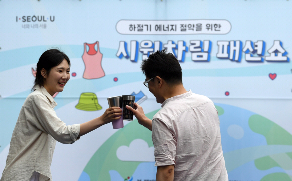 27일 서울 중구 정동 덕수궁길에서 열린 ‘2018 시원차림 패션쇼’에서 일반인 참가자들이 개성이 돋보이는 워킹을 선보이고 있다. 2018.6.27 박윤슬 기자 seul@seoul.co.kr