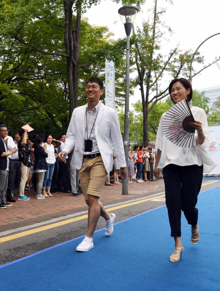 27일 서울 중구 정동 덕수궁길에서 열린 ‘2018 시원차림 패션쇼’에서 일반인 참가자들이 개성이 돋보이는 워킹을 선보이고 있다. 2018.6.27 박윤슬 기자 seul@seoul.co.kr