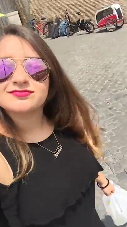 로마를 여행 중인 여성 여행객이 셀카봉으로 자신의 모습을 담아내려다 거리 노숙자에게 봉변 당한 모습(유튜브 영상 캡처)