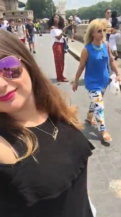 로마를 여행 중인 여성 여행객이 셀카봉으로 자신의 모습을 담아내려다 거리 노숙자에게 봉변 당한 모습(유튜브 영상 캡처)