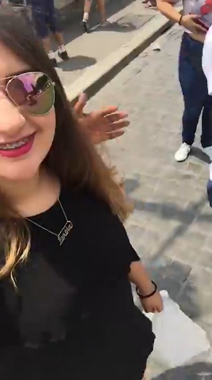 로마를 여행 중인 여성 여행객이 셀카봉으로 자신의 모습을 담아내려다 거리 노숙자에게 봉변 당한 모습(유튜브 영상 캡처)