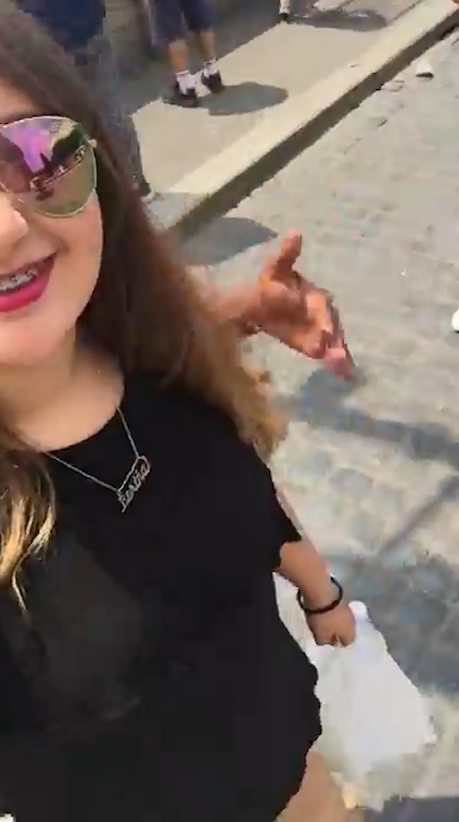 로마를 여행 중인 여성 여행객이 셀카봉으로 자신의 모습을 담아내려다 거리 노숙자에게 봉변 당한 모습(유튜브 영상 캡처)
