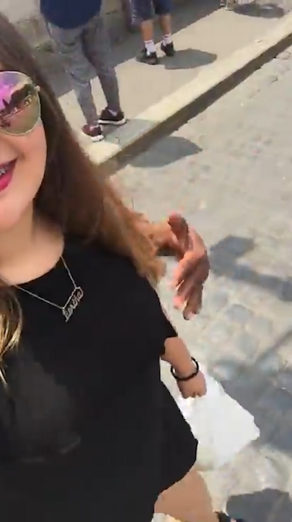 로마를 여행 중인 여성 여행객이 셀카봉으로 자신의 모습을 담아내려다 거리 노숙자에게 봉변 당한 모습(유튜브 영상 캡처)