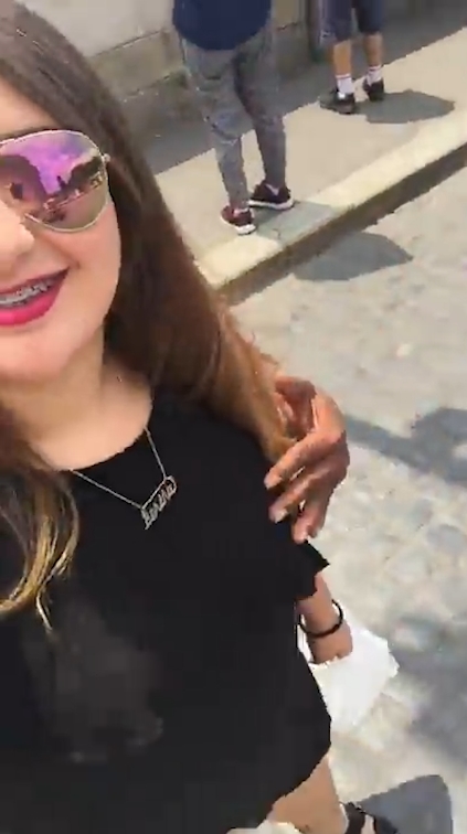 로마를 여행 중인 여성 여행객이 셀카봉으로 자신의 모습을 담아내려다 거리 노숙자에게 봉변 당한 모습(유튜브 영상 캡처)