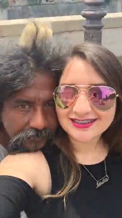 로마를 여행 중인 여성 여행객이 셀카봉으로 자신의 모습을 담아내려다 거리 노숙자에게 봉변 당한 모습(유튜브 영상 캡처)