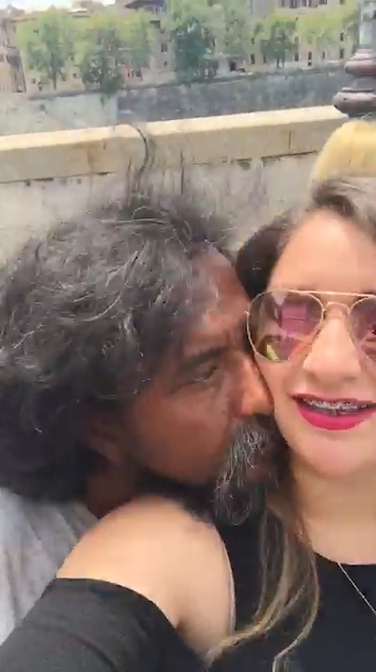 로마를 여행 중인 여성 여행객이 셀카봉으로 자신의 모습을 담아내려다 거리 노숙자에게 봉변 당한 모습(유튜브 영상 캡처)