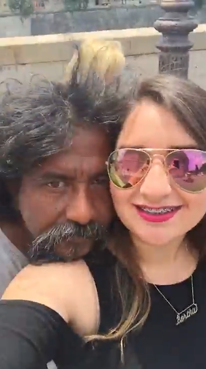 로마를 여행 중인 여성 여행객이 셀카봉으로 자신의 모습을 담아내려다 거리 노숙자에게 봉변 당한 모습(유튜브 영상 캡처)