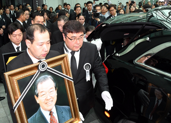 27일 서울 송파구 서울아산병원에서 엄수된 고 김종필 전 국무총리 영결식에서 고인의 영정이 운구차량으로 향하고 있다.  도준석 기자 pado@seoul.co.kr