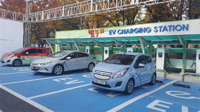 경남 창원시 창원스포츠파크 주차장에 설치된 전기차 충전소.  한국전력 제공