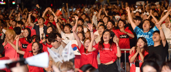 28일 새벽 서울 종로구 광화문광장에서 거리응원을 펼치던 축구팬들이 한국이 독일을 2대0으로 꺾고 승리를 확정 짓자 만세를 부르며 환호하고 있다. 박지환 기자 popocar@seoul.co.kr