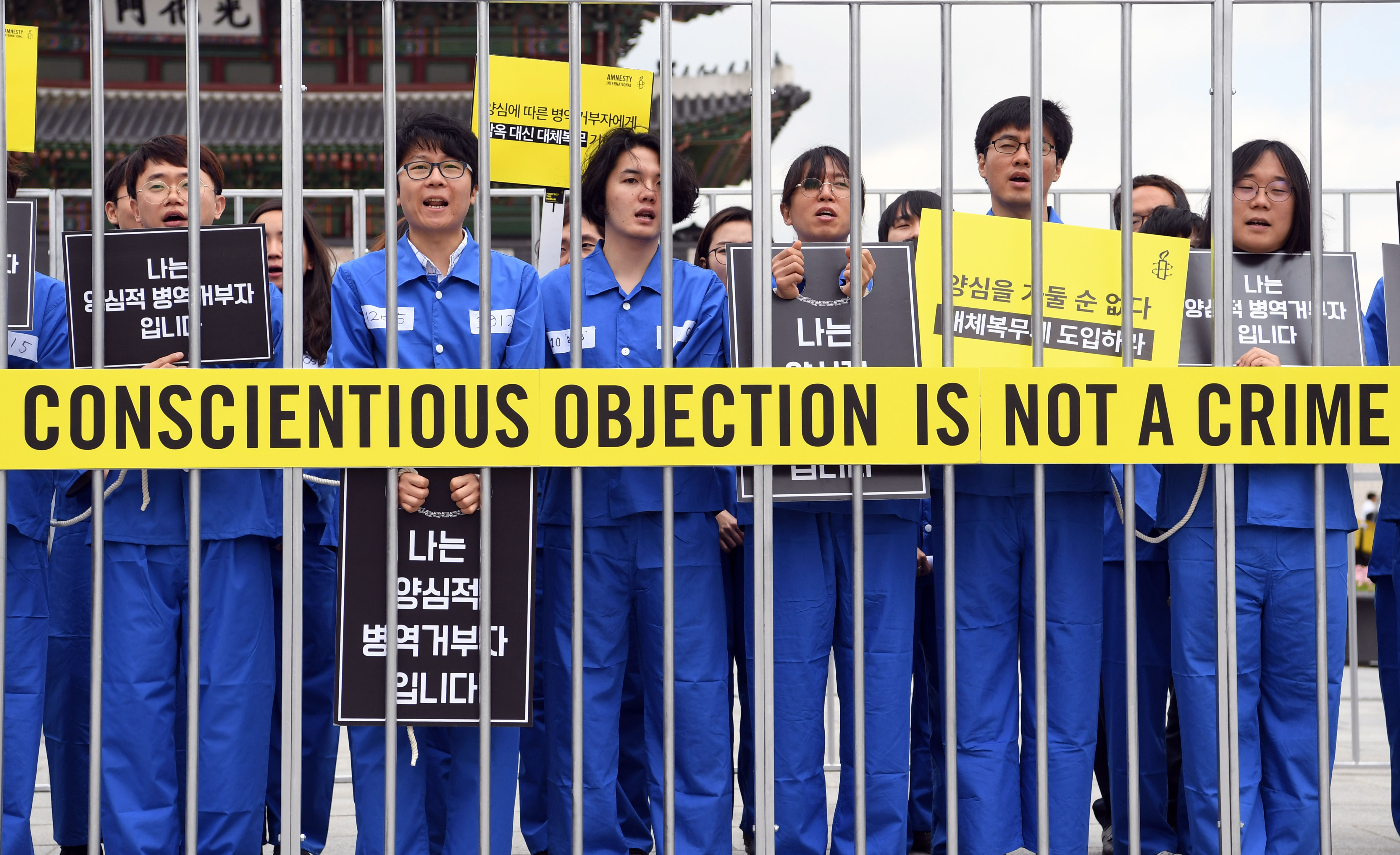 지난해 15일 세계병역거부자의 날의 맞아 서울 광화문광장에서 열린 기자회견에서 양심적 병역거부자들이 모형감옥으로 들어가는 퍼포먼스를 펼치는 모습. 서울신문 DB   