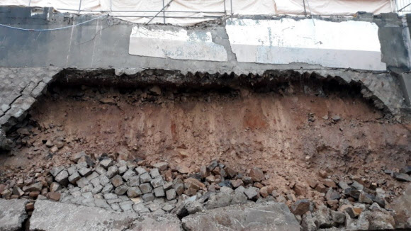 28일 부산에 시간당 최대 35㎜ 비가 내리는 등 호우경보가 발령된 가운데 영도 흰여울마을 해안가 옹벽이 무너져 있다.  2018.6.28  부산경찰청 제공=연합뉴스