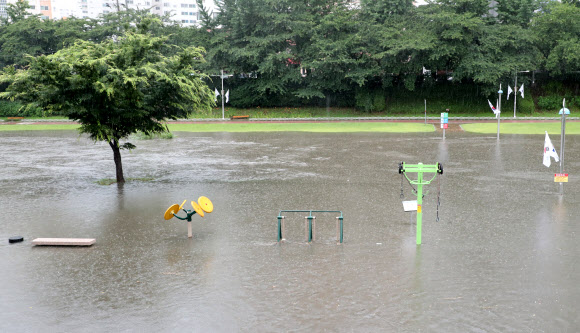 부산에 호우경보가 내려진 28일 오전 부산 동래구 온천천 시민공원이 불어난 물로 잠겨 있다. 2018.6.28  연합뉴스
