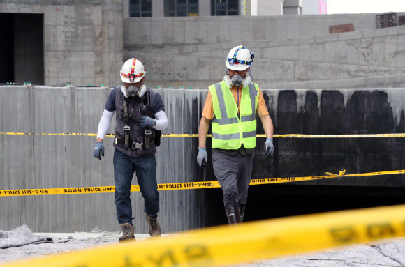 40명의 사상자를 낸 세종시 주상복합아파트 신축공사장의 화재원인을 밝히기 위해 경찰과 소방당국, 국립과학수사연구원, 대전지방노동청으로 구성된 합동감식단이 28일 오전 화재현장에서 발화원인을 찾기 위해 분주하게 움직이고 있다. 2018.6.28  연합뉴스