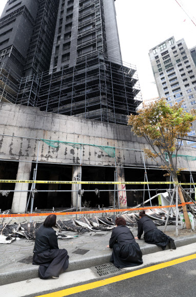 40명의 사상자를 낸 세종시 주상복합아파트 신축공사장의 화재원인을 밝히기 위해 합동감식이 시작된 28일 오전 화재현장에서 유가족들이 눈물을 흘리고 있다. 2018.6.28  연합뉴스