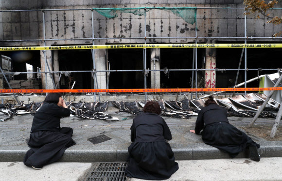 40명의 사상자를 낸 세종시 주상복합아파트 신축공사장의 화재원인을 밝히기 위해 합동감식이 시작된 28일 오전 화재현장에서 유가족들이 눈물을 흘리고 있다. 2018.6.28  연합뉴스