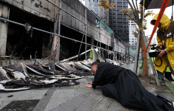 40명의 사상자를 낸 세종시 주상복합아파트 신축공사장의 화재원인을 밝히기 위해 합동감식이 시작된 28일 오전 세종시 새롬동 화재현장에서 유가족이 눈물을 흘리고 있다. 2018.6.28  연합뉴스